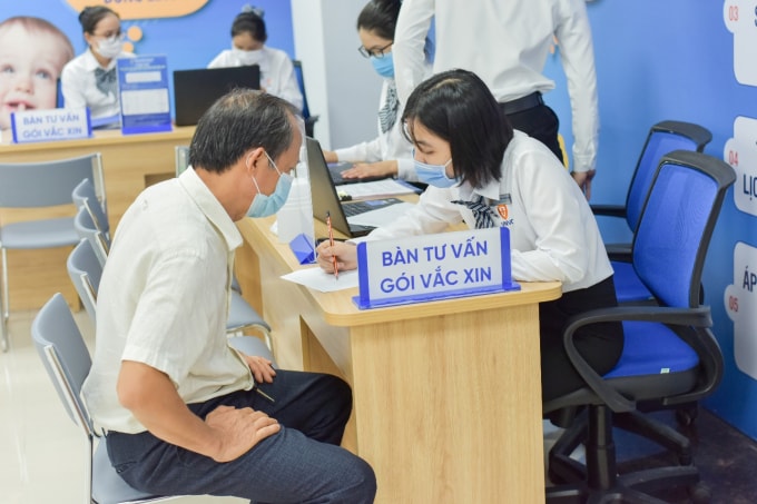 Hệ thống VNVC áp dụng linh hoạt nhiều dịch vụ tiêm chủng: Tiêm lẻ, tiêm theo yêu cầu, mua đặt giữ vắc xin theo yêu cầu, tiêm lưu động…, đặc biệt là dịch vụ gói vắc xin dành cho nhiều độ tuổi khác nhau.