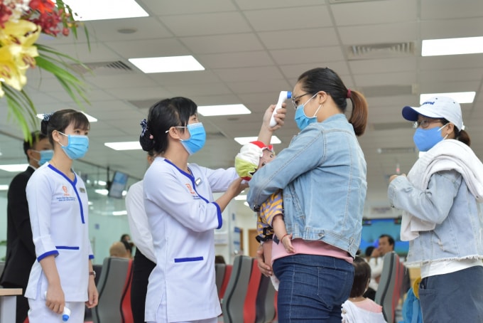 VNVC thực hiện kiểm tra thân nhiệt 100% khách hàng trước khi vào trung tâm.