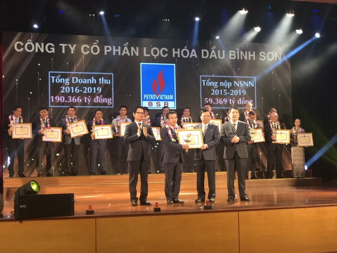 Ông Nguyễn Việt Thắng - Phó Tổng Giám đốc BSR, thay mặt lãnh đạo BSR nhận bằng khen của Bộ Tài chính.