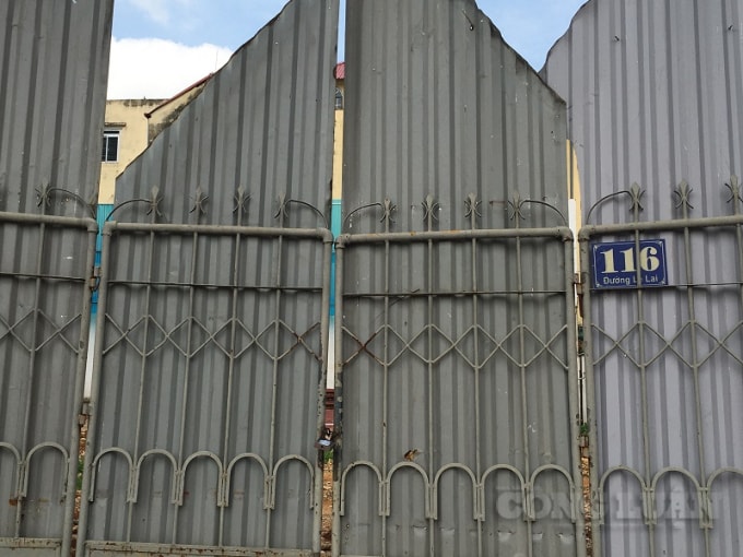 Khu đất vàng 2 mặt tiền nằm ngay bên trụ sở Sacombank tại 116 Lê Lai là trụ sở của Sở Ngoại vụ cũ hiện đang được quây tôn bỏ không. Khu đất này có diện tích 736,1 m2 được bán với giá 28,5 triệu/1m2. Trong khi giá ở xung quanh khu đất này đều trên 100 triệu/1m2.