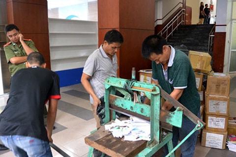 Sở Thông tin và Truyền thông Hà Nội đã tổ chức tiêu hủy xuất bản phẩm vi phạm. Ảnh: hanoi.gov.vn