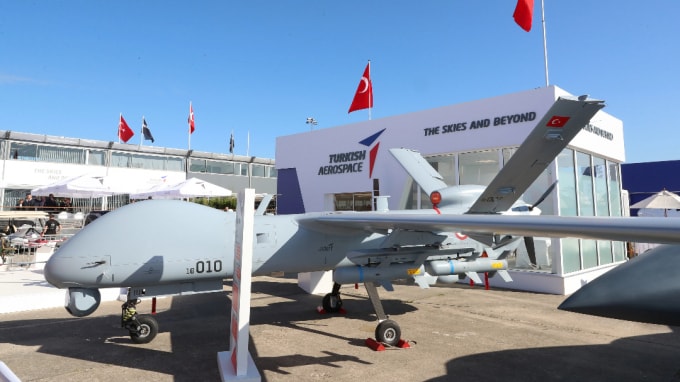 Một máy bay không người lái của quân đội Thổ Nhĩ Kỳ tại Paris Airshow 2019: Các công ty quốc phòng của Thổ Nhĩ Kỳ đang thách thức các nhà sản xuất máy bay không người lái lâu năm từ Trung Quốc, Israel và Mỹ. Ảnh: Nikkei