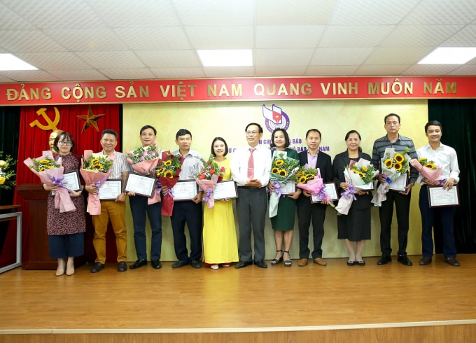Các hội viên nhận giấy khen của Chủ tịch Liên chi hội nhà báo Cơ quan Trung ương HNBVN về thành thích thì đua 2019. Ảnh: Sơn Hải