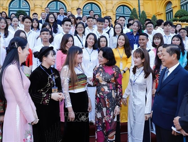 Phó Chủ tịch nước Đặng Thị Ngọc Thịnh với các đại biểu học sinh, sinh viên tiêu biểu. Ảnh: TTXVN