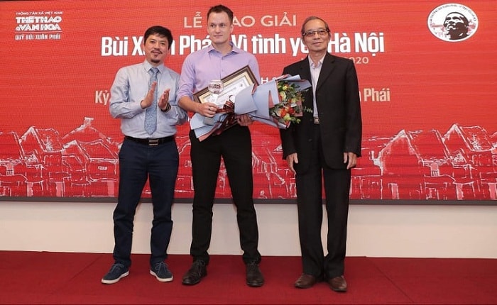 Tổng biên tập báo Thể thao&Văn hóa, Trưởng Ban tổ chức Lê Xuân Thành (bên trái) cùng Chủ tịch Hội đồng giám khảo - nhà thơ Bằng Việt trao giải ở ''Tác phẩm- Vì tình yêu hà Nội'' cho tác giả Marko Nikolic. Ảnh: Linh Anh