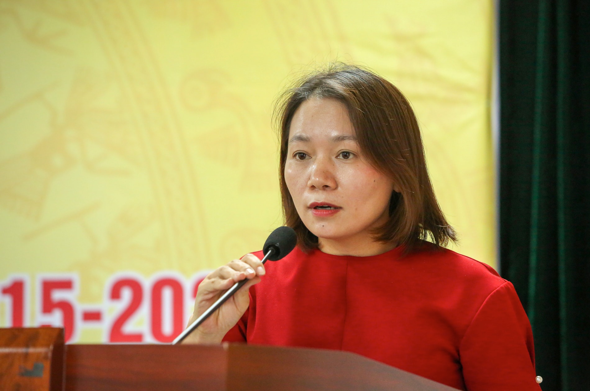 Nhà báo Nguyễn Thị Vân - đại diện Chi hội Báo Nhà báo và Công luận phát biểu tham luận tại hội nghị. Ảnh: Quang Hùng