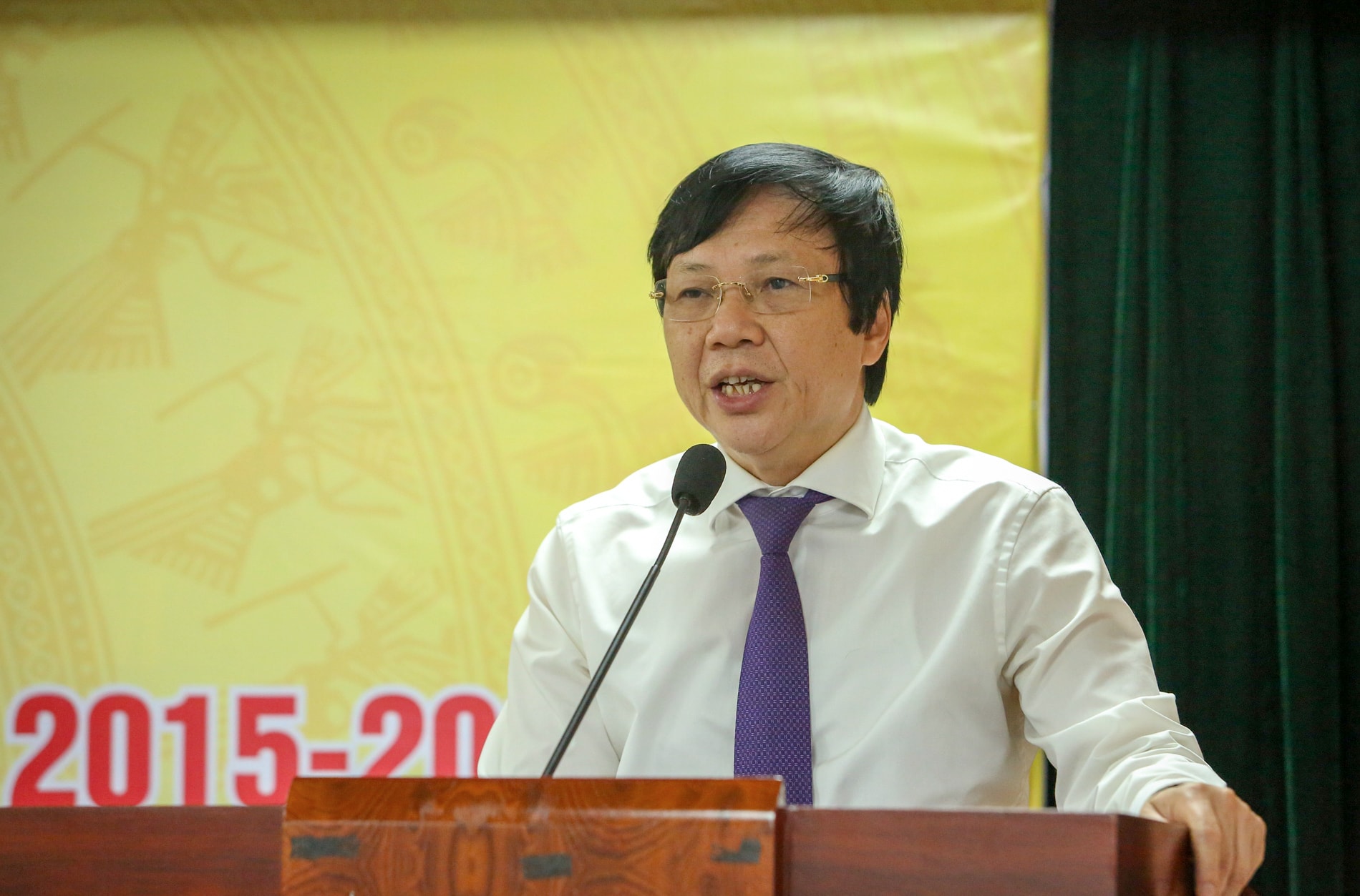 Đồng chí Hồ Quang Lợi - Phó Chủ tịch Thường trực Hội Nhà báo Việt Nam phát biểu tại hội nghị. Ảnh: Quang Hùng