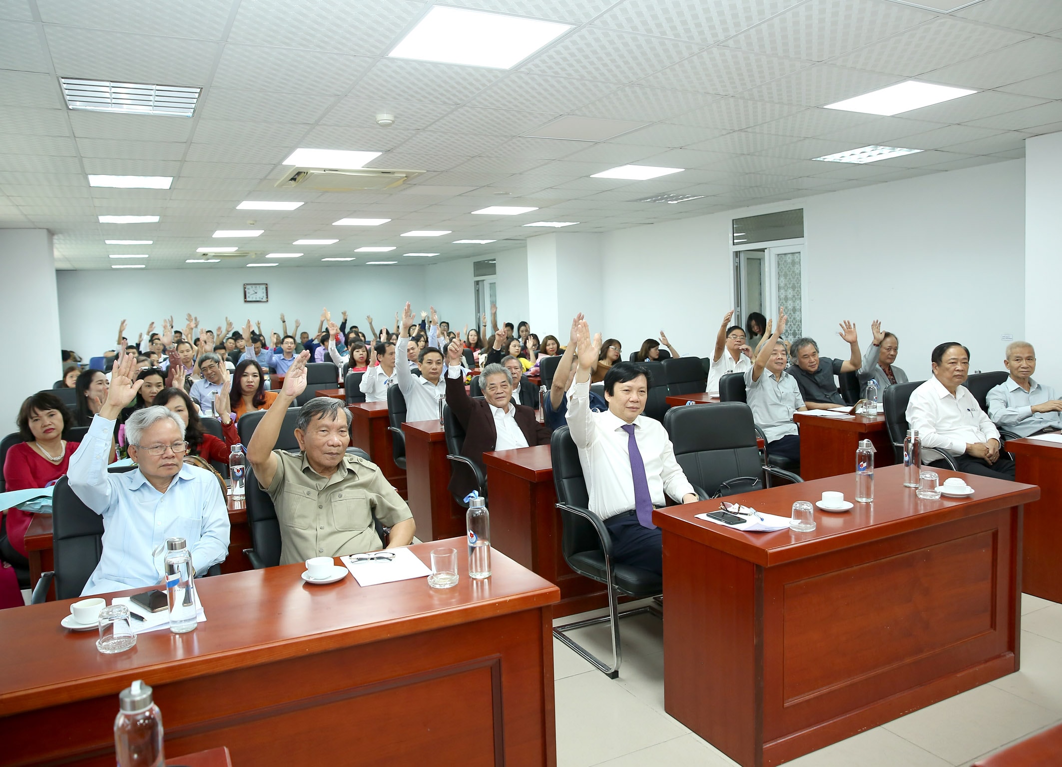 Các đại biểu biểu quyết thông qua một số nội dung tại hội nghị. Ảnh: Sơn Hải