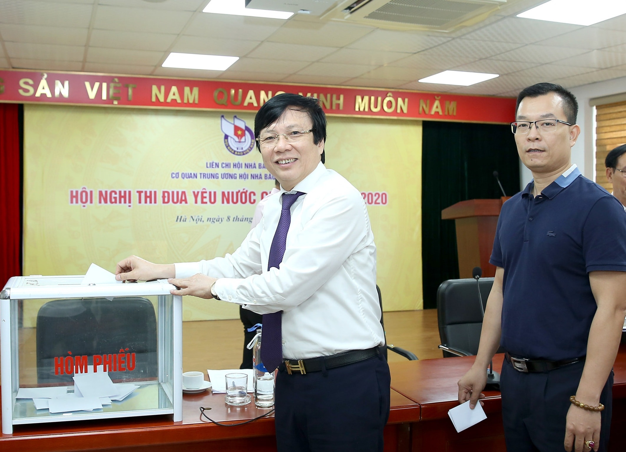 Nhà báo Hồ Quang Lợi - Phó Chủ tịch Thường trực Hội Nhà báo Việt Nam bỏ phiếu bầu đại biểu dự Đại hội Hội Nhà báo toàn quốc lần thứ 11. Ảnh: Sơn Hải