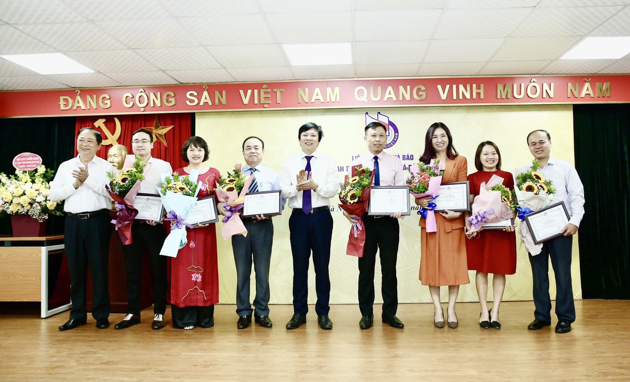 Khen thưởng 8 hội viên có nhiều đóng góp xuất sắc trong hoạt động của Liên Chi hội giai đoạn 2015-2020. Ảnh: Sơn Hải