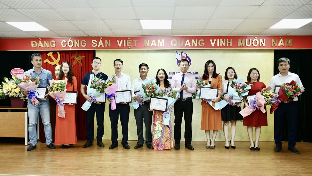 Các hội viên nhận giấy khen của Chủ tịch Liên chi hội nhà báo Cơ quan Trung ương HNBVN về thành thích thì đua 2019. Ảnh: Sơn Hải