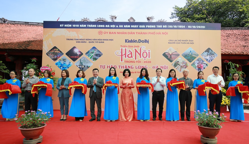 Các đại biểu tham dự buổi lễ cắt băng khai mạc triển lãm.