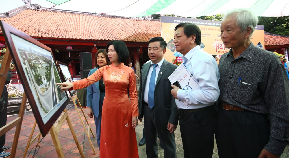 Phó Chủ tịch HĐND TP Hà Nội Phùng Thị Hồng Hà tham quan tại triển lãm.