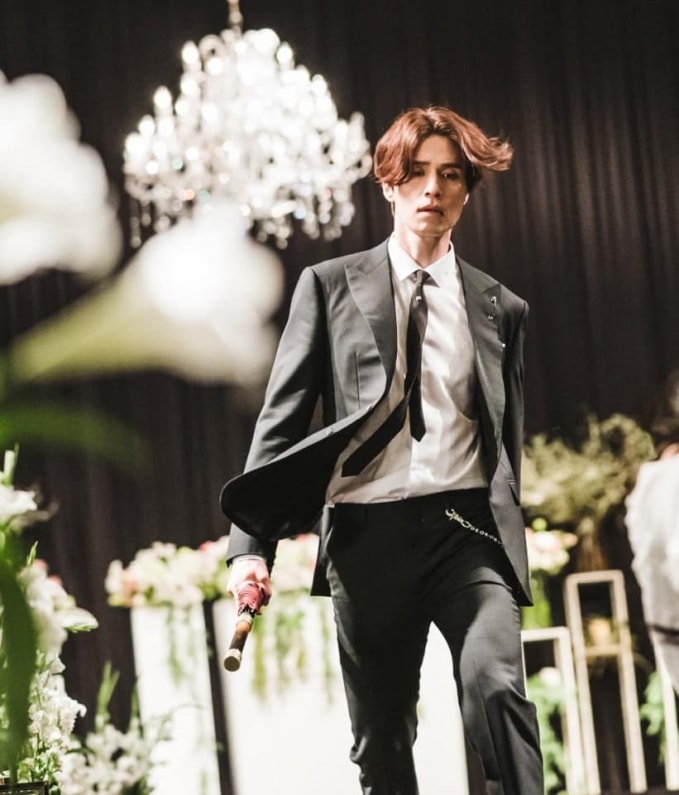 Lee Dong Wook xuất hiện với mái tóc đỏ siêu ngầu, vẻ ngoài xuất chúng.