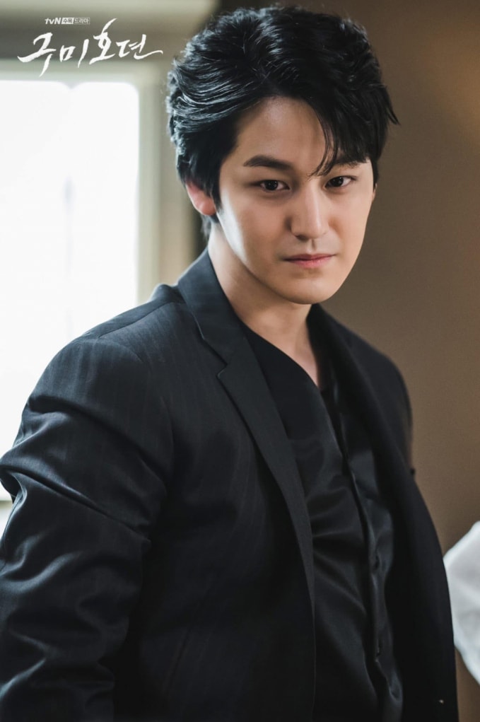 Bề ngoài của Yi Rang giống như một playboy chính hiệu, chắc chắn sẽ là yếu tố thu hút, gây quyến rũ