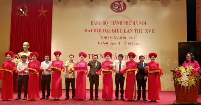 Các đồng chí lãnh đạo T.Ư, TP Hà Nội cắt băng khai trương Trung tâm báo chí phục vụ Đại hội lần thứ XVII Đảng bộ TP Hà Nội.