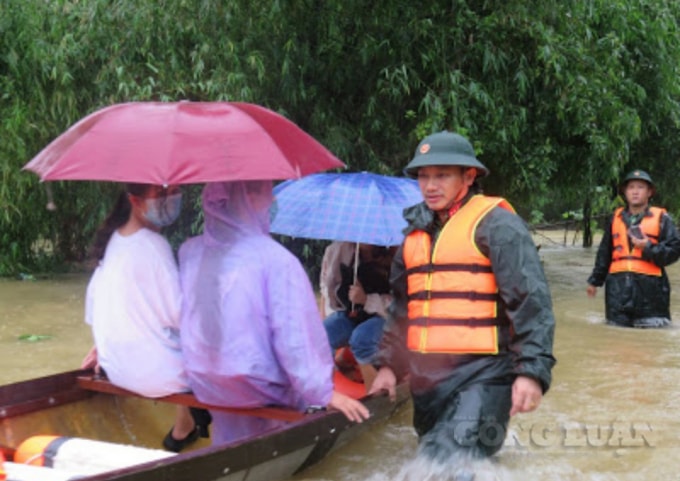 Bộ đội đưa người dân đến nơi an toàn.