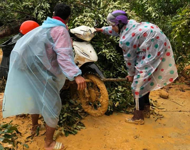 Nữ phóng viên C’Lâu Lanh - Đài PTTH Quảng Nam tác nghiệp tại thôn Achoong, xã biên giới Ch'ơm, huyện Tây Giang.