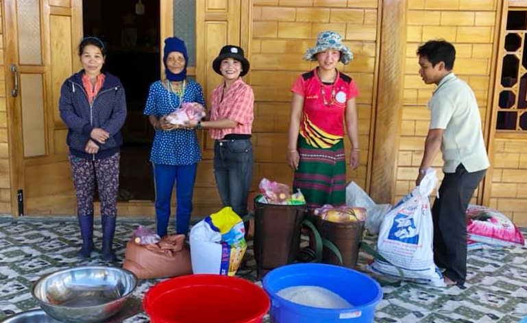 Phóng viên C’Lâu Lanh - Đài PTTH Quảng Nam trao gạo cho đồng bào trong đợt lũ diễn ra cuối tháng 9 vừa qua.