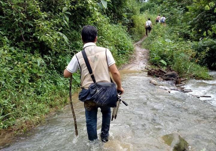 Dù mưa to, lũ lớn đường giao thông đi lại khó khăn, nhưng đội ngũ nhà báo phóng viên vẫn lên đường làm nhiệm vụ.