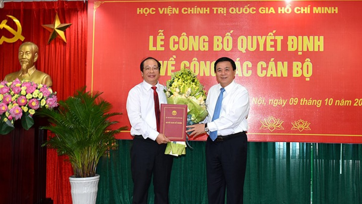 GS.TS Nguyễn Xuân Thắng trao quyết định giao Quyền Giám đốc Học viện Báo chí và Tuyên truyền cho PGS.TS Lưu Văn An.