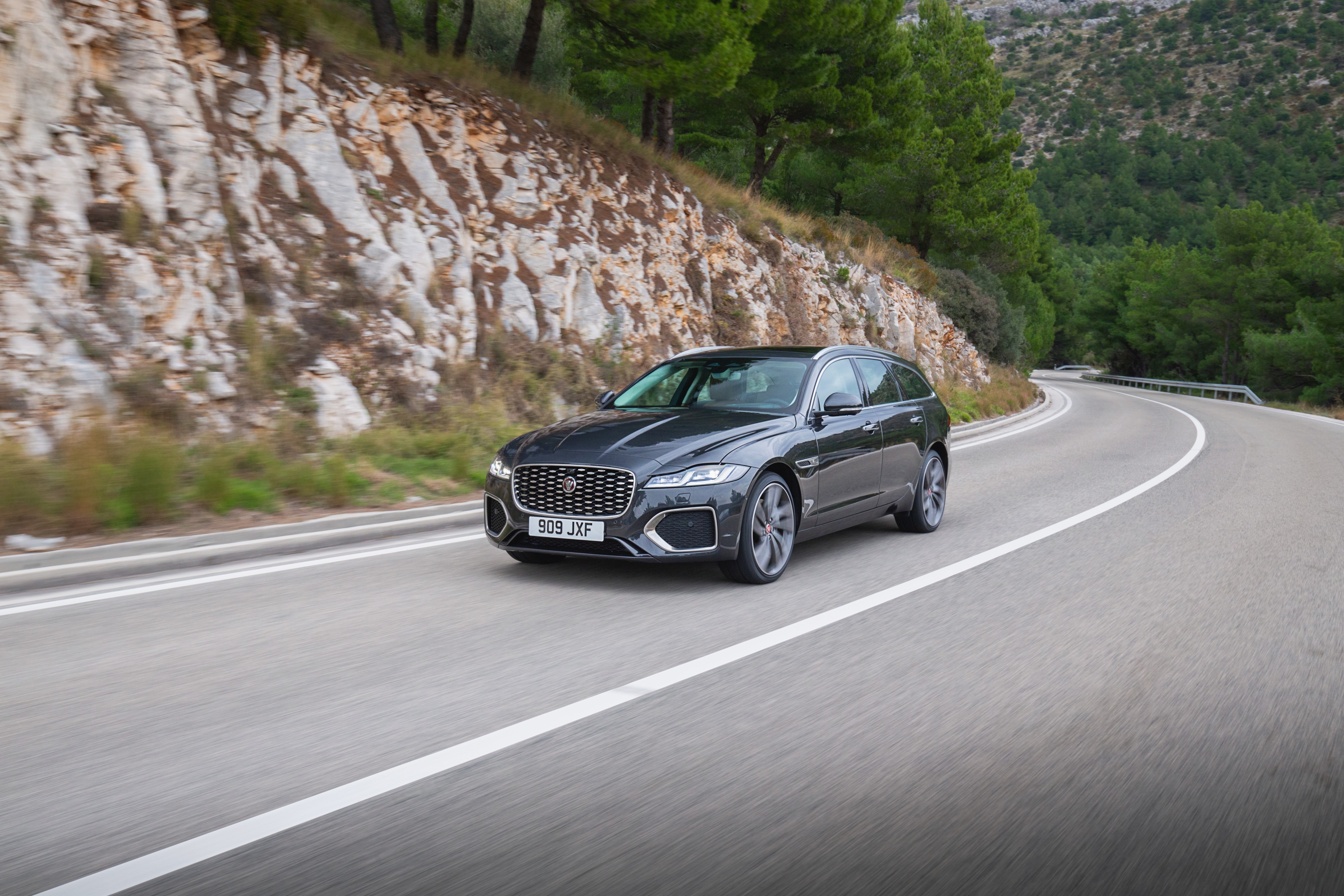 Phiên bản XF Sportbrake AWD có khả năng tăng tốc 0-60mph trong 7,5 giây (0-100km/h trong 8,0 giây). Ảnh: Jaguar