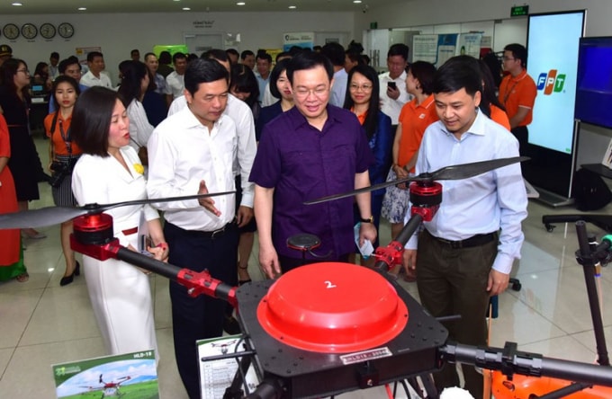 Bí thư Thành ủy Hà Nội Vương Đình Huệ tham quan các sản phẩm công nghệ cao tại Khu công nghệ cao Hòa Lạc. Ảnh: Viết Thành/Hà Nội mới.