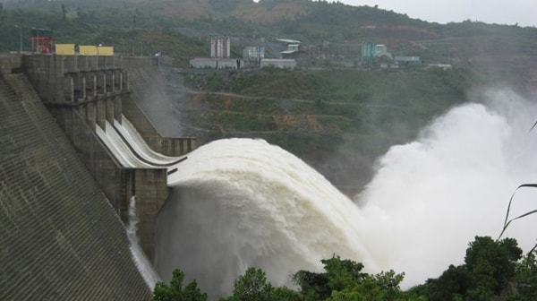 Hồ Thủy điện Hòa Bình mở một cửa xả đáy vào hồi 12 giờ 00 phút ngày 10/10