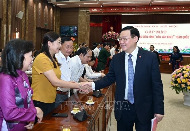 Bí thư Thành ủy Vương Đình Huệ với các đại biểu tại buổi gặp mặt. Ảnh: TTXVN