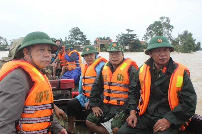 Chủ tịch UBND tỉnh Phan Ngọc Thọ đi kiểm tra thiệt hại tại xã Phong Bình, huyện Phong Điền.