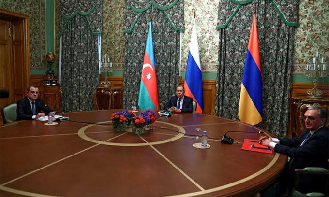Ngoại trưởng Azerbaijan Jeyhun Bayramov (trái), Ngoại trưởng Nga Sergey Lavrov (giữa) và Ngoại trưởng Armenia Zohrab Mnatsakanyan (phải) trong cuộc hội đàm tại Moskva, ngày 9/10 - Ảnh: RIA Novosti