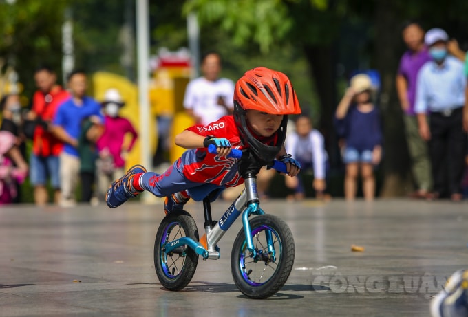 Các tay đua nhí sử dụng xe thăng bằng, trình diễn các kỹ thuật điêu luyện.