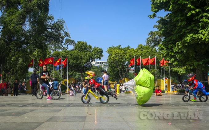 Được biết, sau 2 năm hoạt động, CLB xe thăng bằng tại Hà Nội đã thu hút được gần 200 học viên nhí từ 1,5 - 6 tuổi tham gia. Nhiều bạn đã tham gia câu lạc bộ từ khi 18 tháng tuổi.