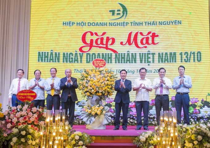 Lãnh đạo tỉnh Thái Nguyên tặng hoa chúc mừng Hiệp hội Doanh nghiệp tỉnh nhân ngày Doanh nhân Việt Nam 13/10