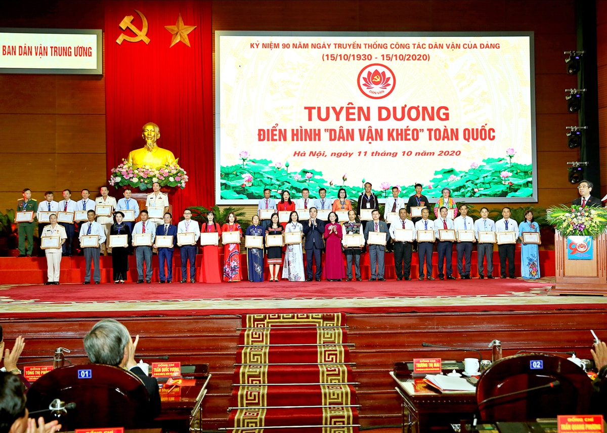 Trưởng ban Dân vận Trung ương Trương Thị Mai và Trưởng ban Kinh tế Trung ương Nguyễn Văn Bình trao tặng bằng khen cho các tập thể, cá nhân điển hình “Dân vận khéo”. Ảnh: Sơn Hải