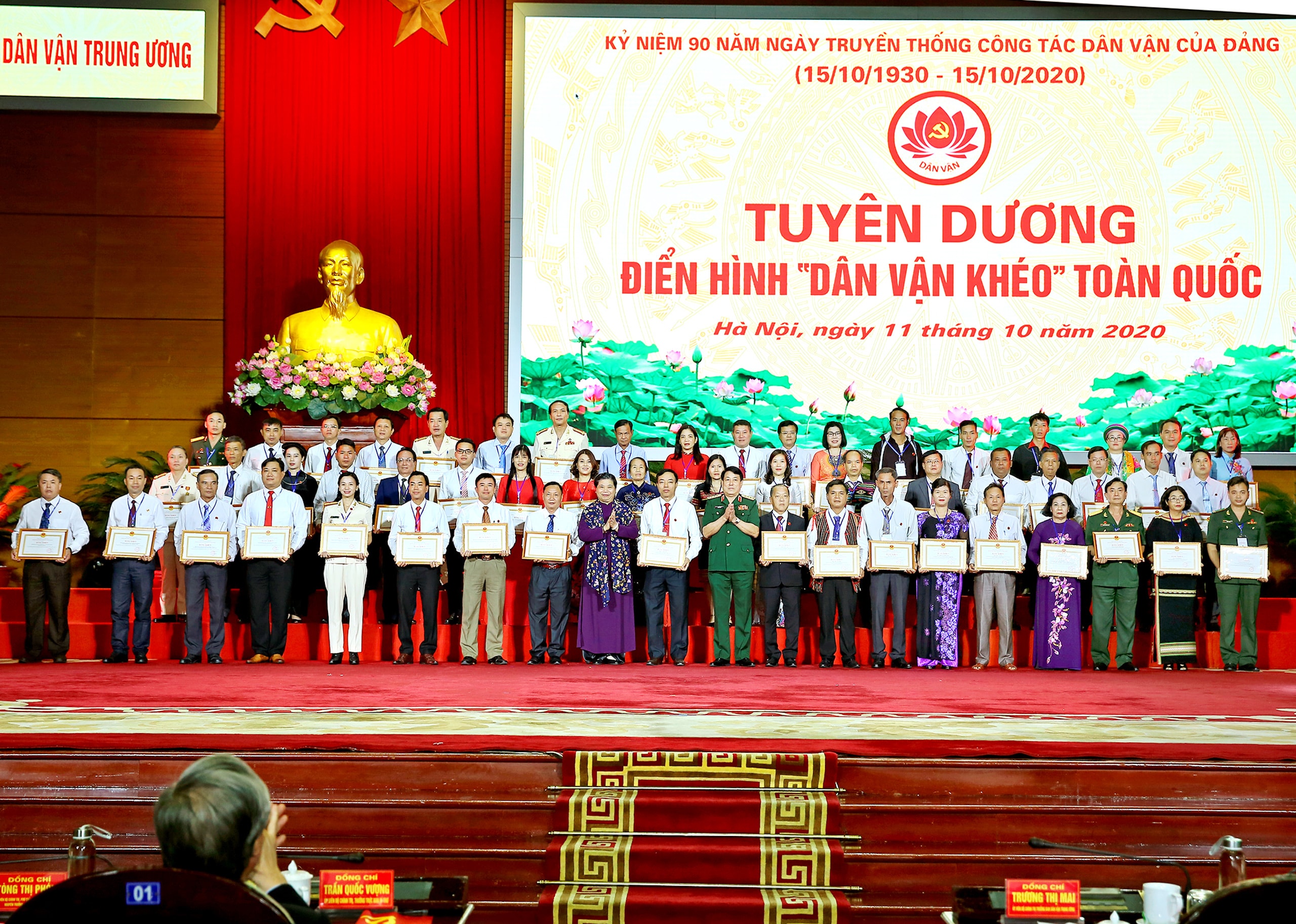 Phó Chủ tịch Thường trực Quốc hội Tòng Thị Phóng và Chủ nhiệm Tổng cục Chính trị QĐND Việt Nam Lương Cường trao tặng bằng khen cho các tập thể, cá nhân điển hình “Dân vận khéo”. Ảnh: Sơn Hải