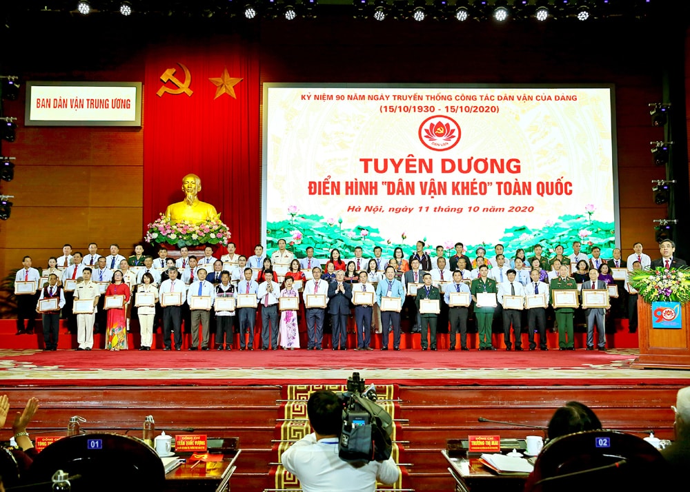 Các đồng chí: Thường trực Ban Bí thư Trần Quốc Vượng; Trưởng ban Dân vận Trung ương Trương Thị Mai; Trưởng ban Tuyên giáo Trung ương Võ Văn Thưởng trao tặng bằng khen cho các tập thể, cá nhân điển hình “Dân vận khéo”. Ảnh: Sơn Hải