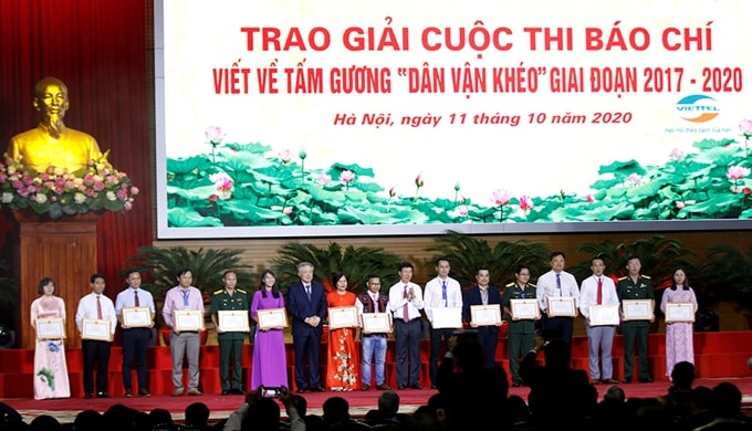 Trưởng ban Tuyên giáo Trung ương Võ Văn Thưởng và Chánh án Tòa án Nhân dân Tối cao Nguyễn Hòa Bình trao thưởng cho các tác giả, nhóm tác giả đoạt giải cuộc thi viết về tấm gương 