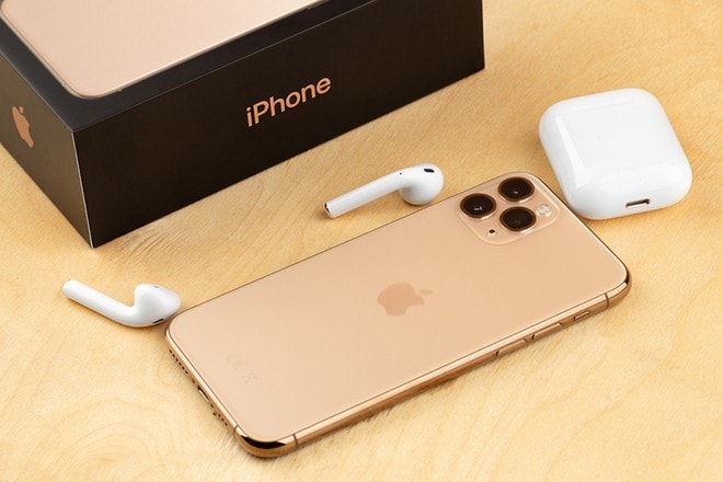 Apple tặng không AirPods cho khách hàng ở Ấn Độ khi mua iPhone 11. Ảnh: thanhnien.