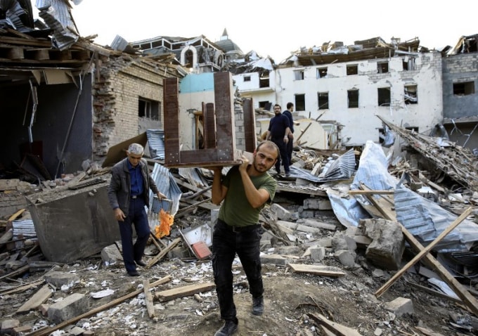 Người dẫn Nagorno - Karabakh đang dọn dẹp đống đổ nát bởi những vụ pháo kích và bom - Ảnh: Reuters