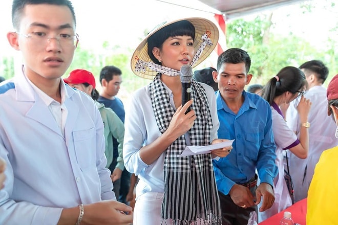 H'Hen Nie trong một chuyến thiện nguyện.