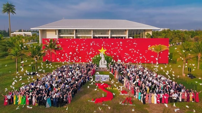 1000 doanh nhân Việt Nam hướng về biển đảo quê hương, hát quốc ca, biểu thị lòng yêu nước và khát vọng hòa bình để xây dựng một Việt Nam hùng cường. Ảnh: TL