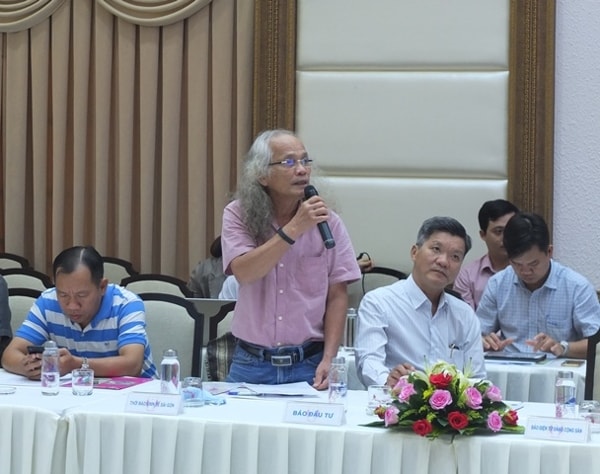 Phóng viên báo chí trao đổi thông tin liên quan về vấn đề nhân sự Đại hội tại buổi họp báo. Ảnh: Báo Đồng Tháp