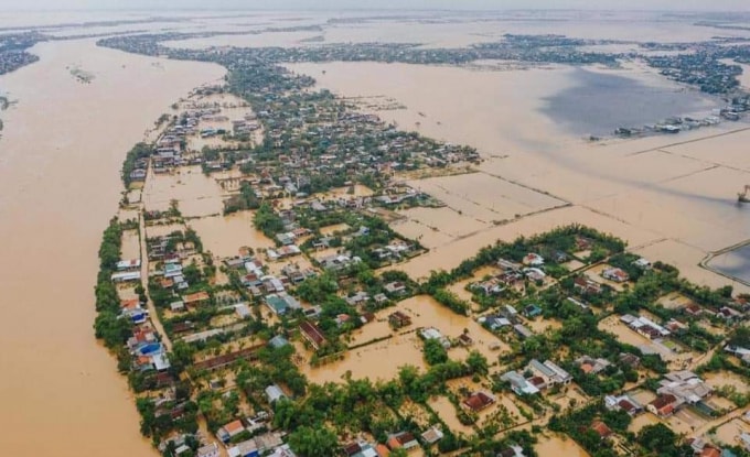 Thành phố Huế ngập chìm trong biển nước.