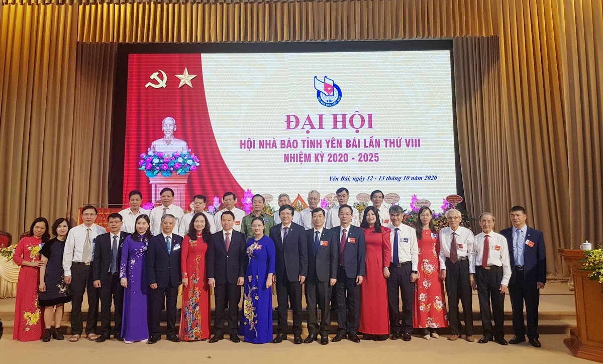 Nhà báo Hồ Quang Lợi – Phó Chủ tịch Thường trực Hội Nhà báo Việt Nam cùng lãnh đạo tỉnh ủy Yên Bái chụp ảnh lưu niệm cùng đại biểu.