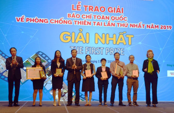 Ban tổ chức trao giải cho các tác giả đoạt Giải báo chí toàn quốc về phòng, chống thiên tai lần thứ nhất năm 2019. Ảnh Kim Nhuệ
