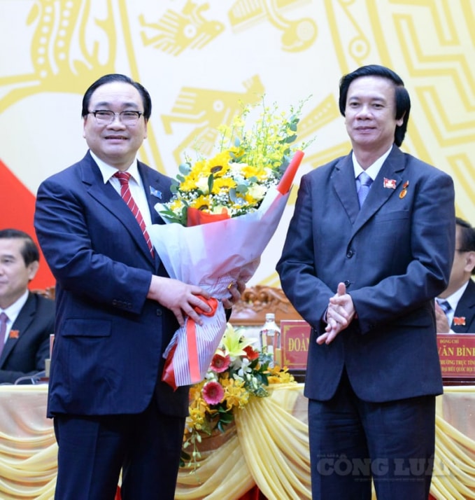 Ông Hoàng Trung Hải, Uỷ viên Bộ Chính trị, Phó Trưởng Bộ phận Thường trực Tiểu ban văn kiện Đại hội XIII chúc mừng ông Nguyễn Văn Danh tái đắc cử Bí thư Tỉnh ủy tỉnh Tiền Giang nhiệm kỳ 2020-2025.