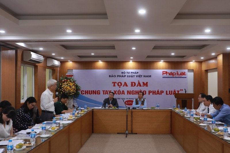 Các khách mời, đại biểu đóng góp tại tọa đàm.