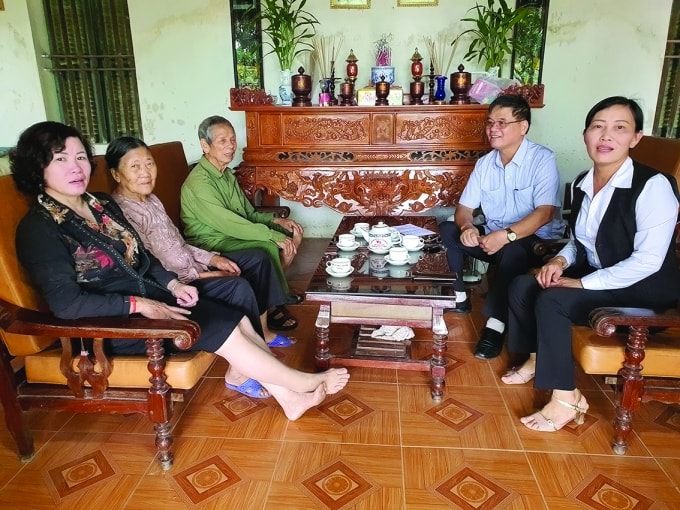 ben doi hoang ngan nghe nhu co tieng nguoi xua vong noi ve hinh 1
