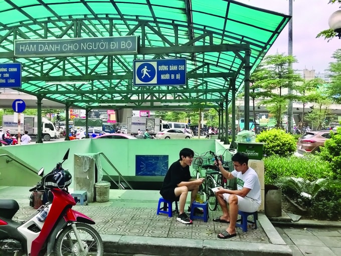 Nhiều khu vực cầu vượt, hầm bộ hành được tận dụng để kinh doanh buôn bán, sử dụng sai mục đích.